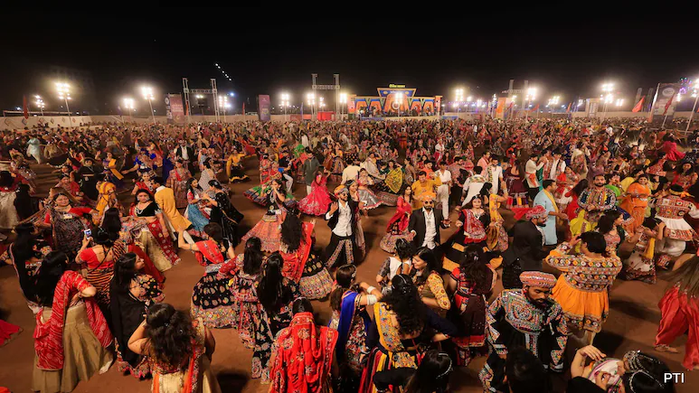 RajneetiGuru.com - गरबा दिशानिर्देशों पर विवाद, राष्ट्रीय बहस शुरू - Ref by NDTV