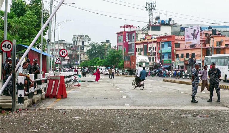 RajneetiGuru.com - भारत-नेपाल सीमा पर आवाजाही सामान्य हुई - FreePressJournal