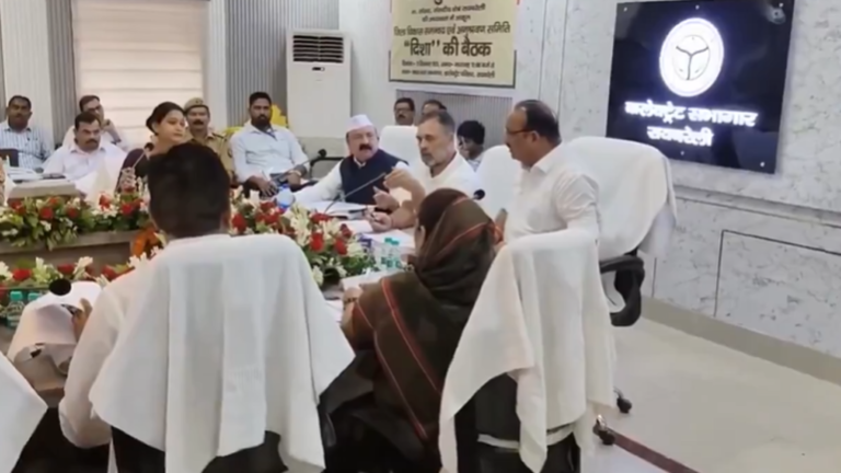 RajneetiGuru.com - रायबरेली की बैठक में राहुल गांधी, भाजपा एमएलसी में नोंकझोंक - Ref by Time of India
