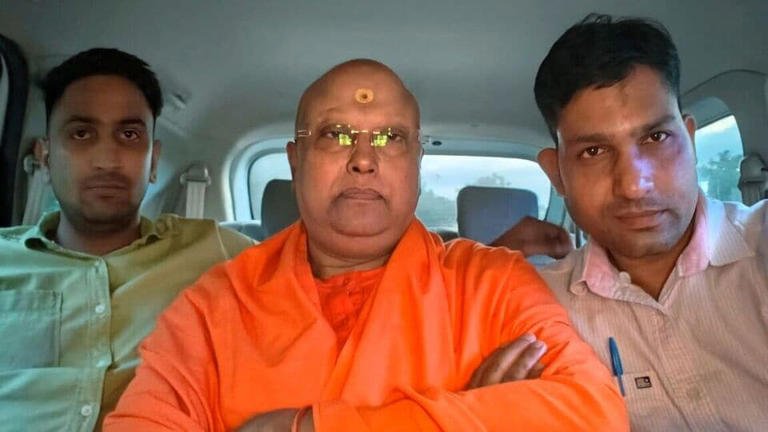 RajneetiGuru.com - वसंत कुंज छेड़छाड़ मामला पुलिस ने बाबा के 'टॉर्चर रूम' की जाँच की - Ref by NDTV