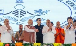 rajneetiguru.com - बिहार मुख्यमंत्री नितीश कुमार उपमुख्यमंत्री सम्राट चौधरी के साथ जेडीयू उम्मीदवार संतोष कुमार निराला की घोषणा करते हुए। Image Credit – The Indian Express