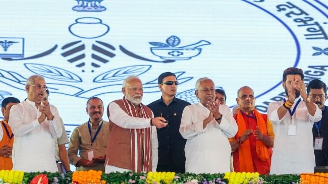 rajneetiguru.com - बिहार मुख्यमंत्री नितीश कुमार उपमुख्यमंत्री सम्राट चौधरी के साथ जेडीयू उम्मीदवार संतोष कुमार निराला की घोषणा करते हुए। Image Credit – The Indian Express