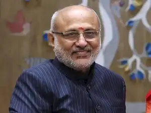 rajneetiguru.com - भारत के 15वें उपराष्ट्रपति के रूप में सी.पी. राधाकृष्णन ने राष्ट्रपति भवन में शपथ ग्रहण की, राष्ट्रपति द्रौपदी मुर्मू ने शपथ दिलाई। Image Credit – The Economic Times