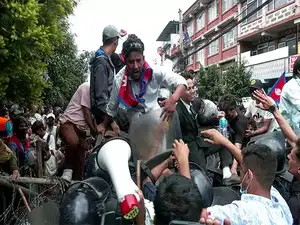 rajneetiguru.com - बेरोजगारी के खिलाफ नेपाल में युवा प्रदर्शन। Image Credit – The Economic Times