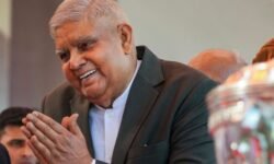 rajneetiguru.com - जगदीप धनखड़ ने उत्तराधिकारी के शपथ ग्रहण में दी उपस्थिति। Image Credit – The Indian Express