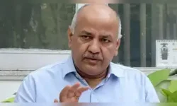 rajneetiguru.com - पंजाब में बाढ़ से प्रभावित किसानों को रबी फसल बोआई से पहले खेतों से रेत हटाने की अनुमति देने की घोषणा करते हुए आप नेता मनीष सिसोदिया। Image Credit – The Economic Times
