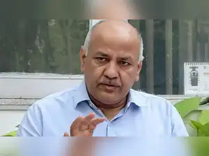 rajneetiguru.com - पंजाब में बाढ़ से प्रभावित किसानों को रबी फसल बोआई से पहले खेतों से रेत हटाने की अनुमति देने की घोषणा करते हुए आप नेता मनीष सिसोदिया। Image Credit – The Economic Times