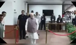 rajneetiguru.com - उपराष्ट्रपति चुनाव में मतदान करते प्रधानमंत्री मोदी। Image Credit – The Economic Times