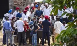 rajneetiguru.com - राहुल गांधी ने अमृतसर-गुरदासपुर में बाढ़ प्रभावितों से मुलाकात की। Image Credit – The Economic Times