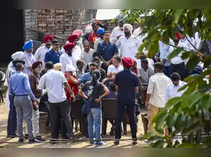rajneetiguru.com - राहुल गांधी ने अमृतसर-गुरदासपुर में बाढ़ प्रभावितों से मुलाकात की। Image Credit – The Economic Times