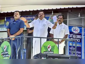 rajneetiguru.com संगोत्तैयन की एकता अपील से AIADMK में बढ़ी दरार। Image Credit – The Economic Times