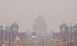 RajneetiGuru.com - दिल्ली ने धुंध संकट से लड़ने को कृत्रिम वर्षा का प्रयास किया - Image Credited by India Today