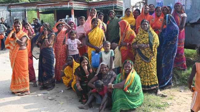 rajneetiguru.com - राघोपुर में तेजस्वी वादा विवाद: मतदाताओं की प्रतिक्रिया। Image Credit – The Indian Express