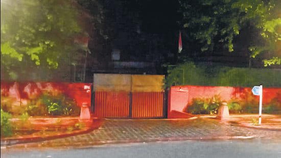 RajneetiGuru.com - दिल्ली हाईकोर्ट फटकार के बाद केजरीवाल को मिला बंगला - Image Credit Hindustan Times