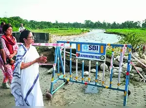 rajneetiguru.com - पश्चिम बंगाल की बाढ़ पर ममता बनर्जी का बयान: ‘मानव निर्मित आपदा’। Image Credit – The Economic Times