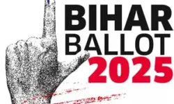 rajneetiguru.com - छठ पूजा के बाद बिहार में सियासी जंग तेज। Image Credit – The Economic Times