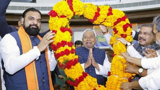 RajneetiGuru.com - नीतीश कुमार ने दसवीं बार ली शपथ; नई एनडीए कैबिनेट गठित - Image Credited by Hindustan Times