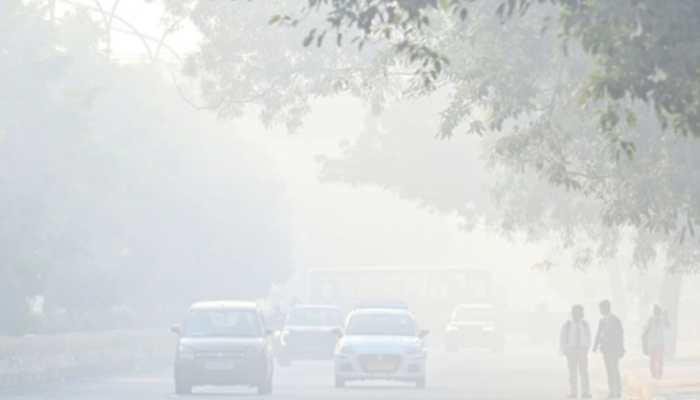 RajneetiGuru.com - दिल्ली में ज़हरीले धुंध का संकट; AQI 439 पर गंभीर श्रेणी में - Image Credited by Zee News