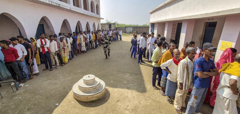 SamacharToday.co.in - बिहार में रिकॉर्ड मतदान, सुशासन बनाम रोज़गार की टक्कर - Image Credited by PTI