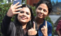 SamacharToday.co.in - बिहार में रिकॉर्ड मतदान, सुशासन बनाम रोज़गार की टक्कर - Image Credited by PTI