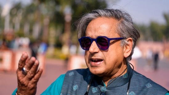 RajneetiGuru.com - शशि थरूर ने 'सावरकर पुरस्कार' लेने से किया इनकार, विवाद थमा - Image Credited by Hindustan Times