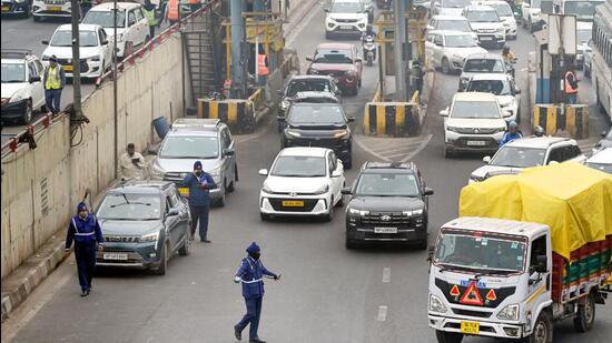 Rajneetiguru.com - प्रदूषण पर प्रहार दिल्ली में 2500 से अधिक वाहनों पर जुर्माना, 28 पीयूसी केंद्र निलंबित - Image Credited by Hindustan Times