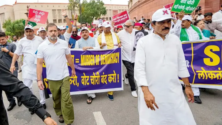 RajneetiGuru.com - आपत्तिजनक नारों ने कांग्रेस की चुनावी अखंडता रैली पर ग्रहण लगाया - Image Credited by Mid-Day