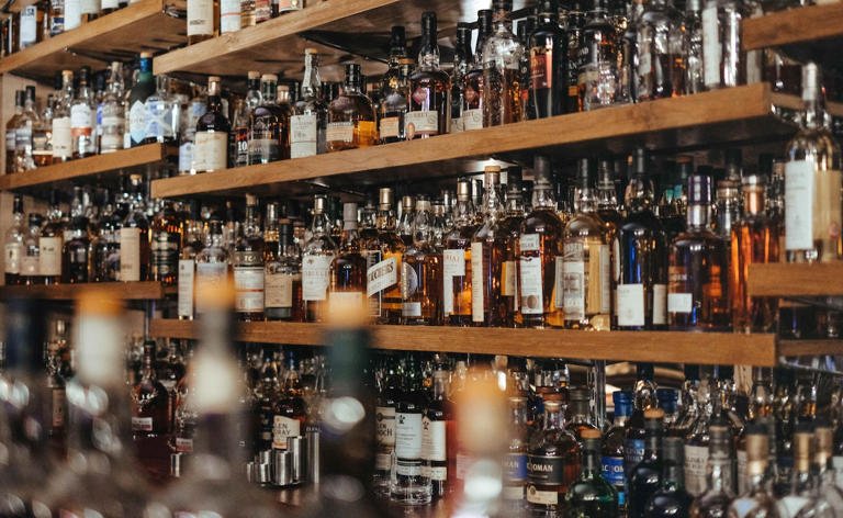 RajneetiGuru.com - कर्नाटक शराब लाइसेंस की ऐतिहासिक ई-नीलामी शुरू करेगा - Image Credited by NDTV