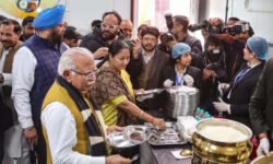 RajneetiGuru.com - दिल्ली में अटल कैंटीन शुरू मात्र 5 रुपये में भोजन - Image Credited by MoneyControl