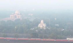 RajneetiGuru.com - नए साल पर धुंध का पहरा दिल्ली-एनसीआर में घना कोहरा, आनंद विहार में AQI 452 - Image Credited by ZEE News