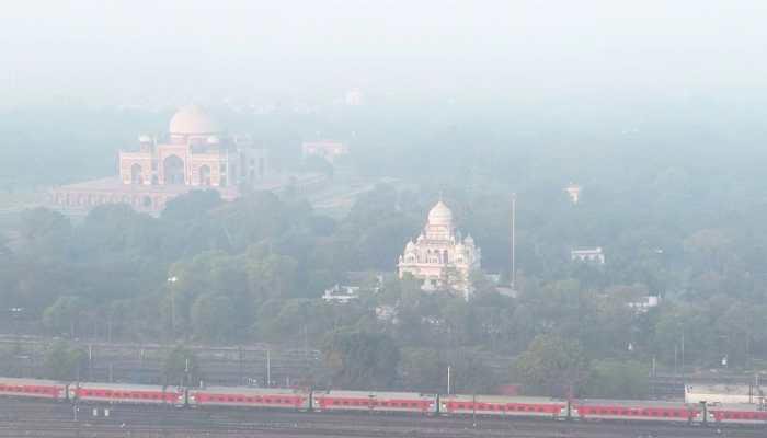 RajneetiGuru.com - नए साल पर धुंध का पहरा दिल्ली-एनसीआर में घना कोहरा, आनंद विहार में AQI 452 - Image Credited by ZEE News