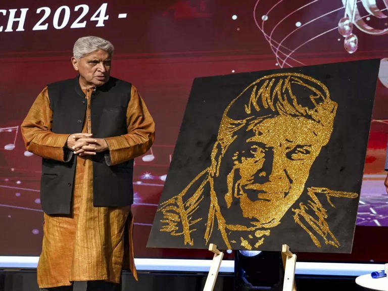 RajneetiGuru.com - हिजाब विवाद के बीच जावेद अख्तर ने बुर्के के तर्क पर उठाए सवाल - Image Credited by The Economic Times