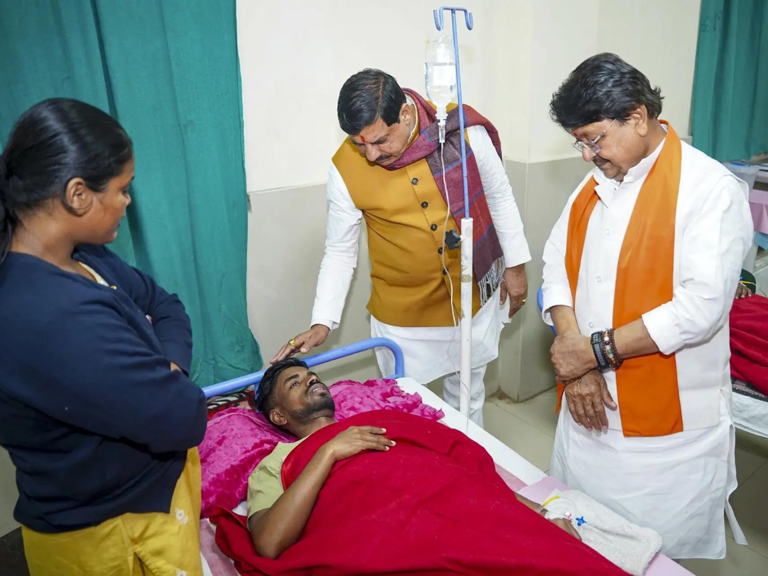 RAjneetiguru.com - इंदौर जल संकट दूषित पानी से मौतें, दहशत में शहर - Image Credited byThe Economic Times