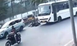 Rajneetiguru.com - 'जानलेवा' 10-मिनट डिलीवरी हैदराबाद में सड़क हादसे में ज़ेप्टो राइडर की मौत - Image Credited by Times NOW