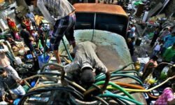 Rajneetiguru.com - दिल्ली में जल संकट पाइपलाइन फटने और रखरखाव से आपूर्ति ठप - Image Credited by Hindustan Times