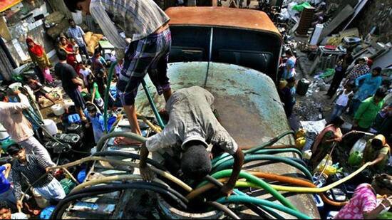 Rajneetiguru.com - दिल्ली में जल संकट पाइपलाइन फटने और रखरखाव से आपूर्ति ठप - Image Credited by Hindustan Times