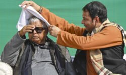 Rajneetiguru.com - राजनैतिक बर्फ पिघली चुनावी हार के बाद लालू बेटे की दावत में शामिल - Image Credited by Press Trust of India