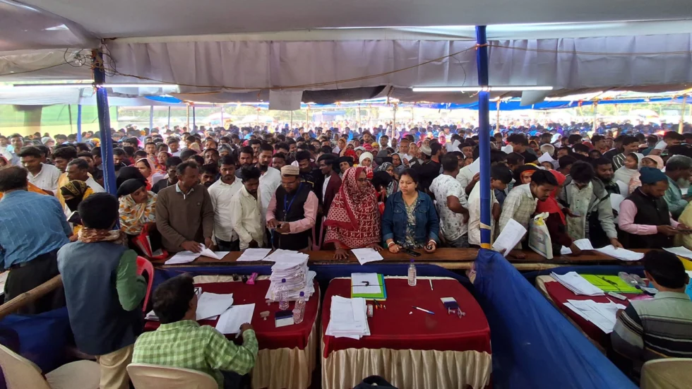 rajneetiguru.com - बंगाल के SIR कैंपों में टीएमसी नियंत्रण पर विवाद। Image Credit – The Indian Express