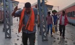 RajneetiGuru.com - बिहार रेलवे प्लेटफॉर्म पर बिछी - Image Credited by Times Now