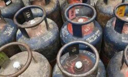 RajneetiGuru.com - चेन्नई में कमर्शियल एलपीजी ₹203 महंगी, बढ़ेगी महंगाई - Image Credited by Zee News