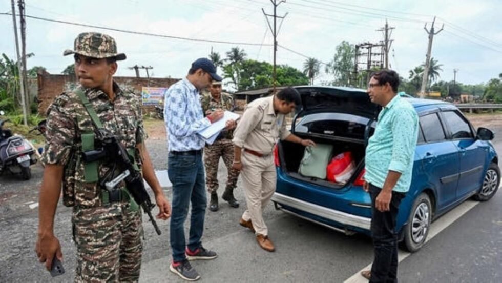 RajneetiGuru.com - मालदा संकट जजों को बंधक - Image Credited by Hindustan Times