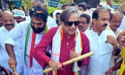 RajneetiGuru.com - शशि थरूर कांग्रेस के चुनाव - Image Credited by Hindustan Times