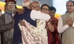 पीएम मोदी ने 98 वर्षीय भाजपा कार्यकर्ता के पैर छुए शपथ समारोह में भावुक पल- RajneetiGuru.com