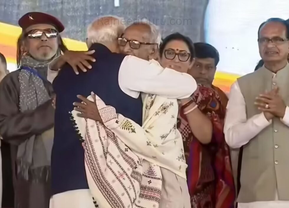 पीएम मोदी ने 98 वर्षीय भाजपा कार्यकर्ता के पैर छुए शपथ समारोह में भावुक पल- RajneetiGuru.com
