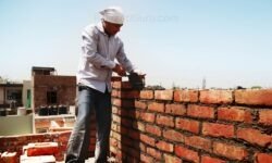 दिल्ली में निर्माण श्रमिकों के लिए स्वास्थ्य योजना - RajneetiGuru.com
