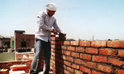 दिल्ली में निर्माण श्रमिकों के लिए स्वास्थ्य योजना - RajneetiGuru.com
