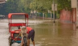 उत्तर प्रदेश में भारी बारिश जारी, 56 लोगों की मौत - RajneetiGuru.com