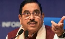 शिक्षा सुधारों को लेकर प्रह्लाद जोशी ने अधिकारियों संग की बैठक - RajneetiGuru.com