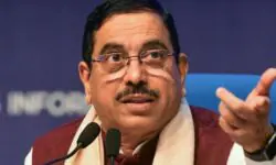 शिक्षा सुधारों को लेकर प्रह्लाद जोशी ने अधिकारियों संग की बैठक - RajneetiGuru.com